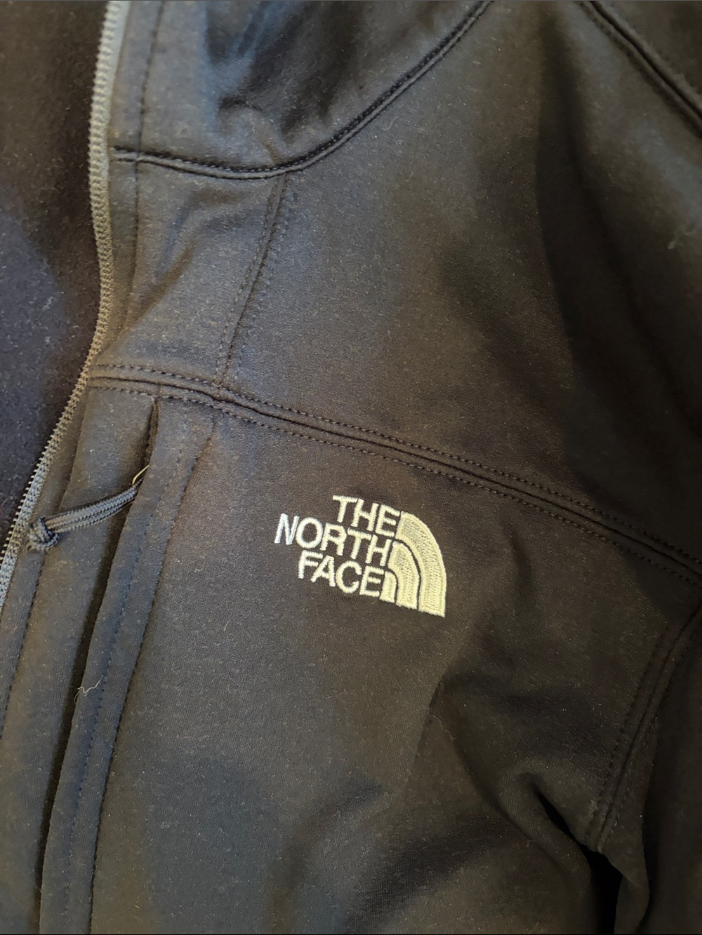 The North Face Men's Black Softshell Jacket - Picture 4 of 4